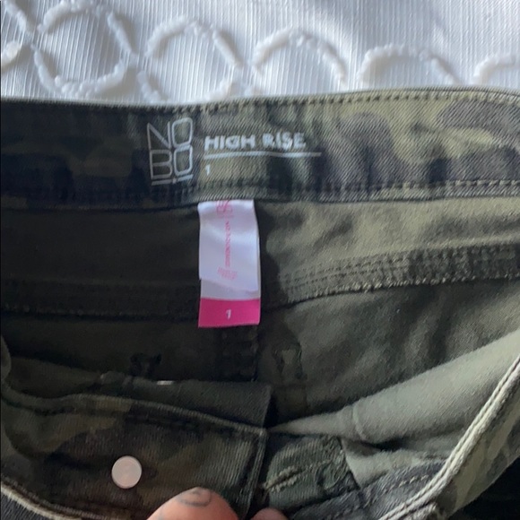 High rise camo shorts - Picture 2 of 3